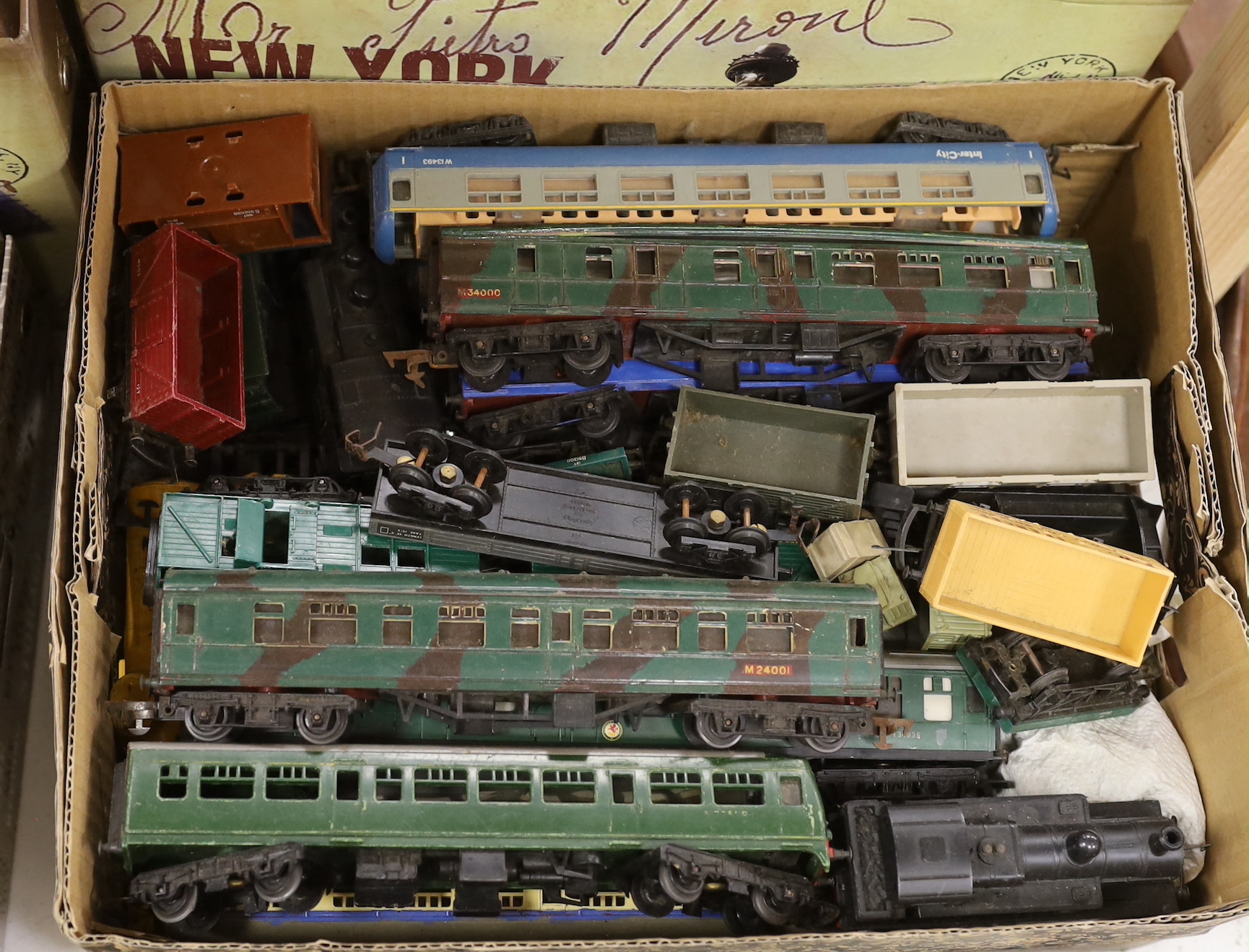 A quantity of 00 gauge trains, largely Hornby railways